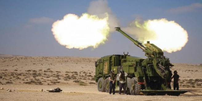 Na imagem, o veículo abuseiro que dispara balas de 155 mm que será fornecido ao exército brasileiro, crédito Poder360.