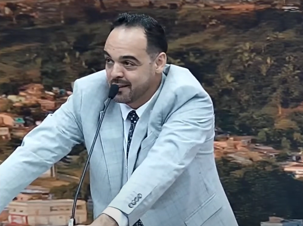 Vereador Aurélio Goiano em tribuna discursando contra Zacarias Marques - Direitos de Imagem Câmara de Vereadores de Parauapebas