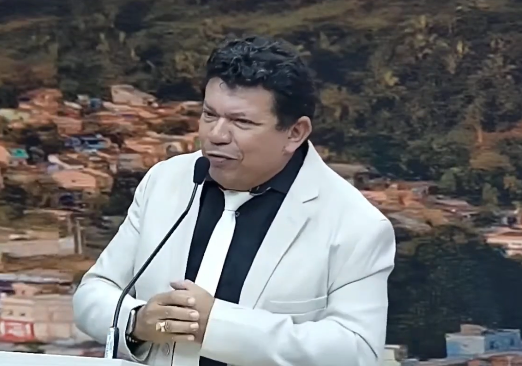 Vereador Zacarias Marques em tribuna discursando contra Aurélio Goiano - Direitos de Imagem Câmara de Vereadores de Parauapebas