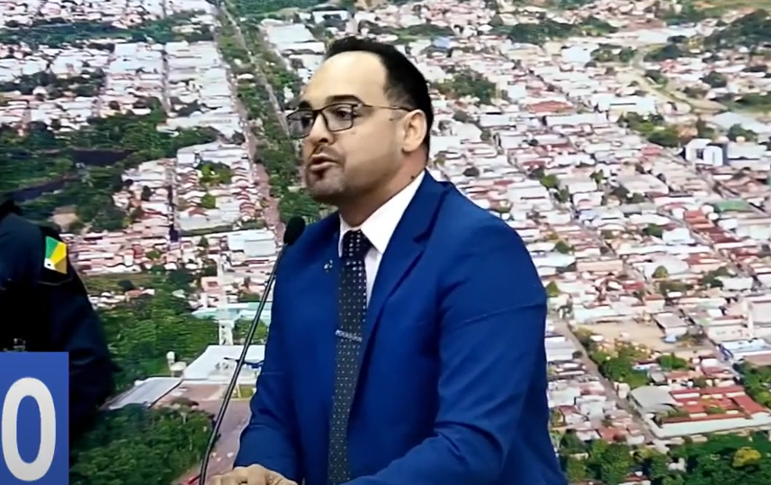 Aurelio Goiano discursando na tribuna de Parauapebas, Desmascaração de Fake News e Acusações Contra Pré-Candidato à Prefeitura Abalam a Política Local