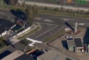 Avião Faz Pouso Forçado em Sydney: Piloto e Passageiro Ilesos