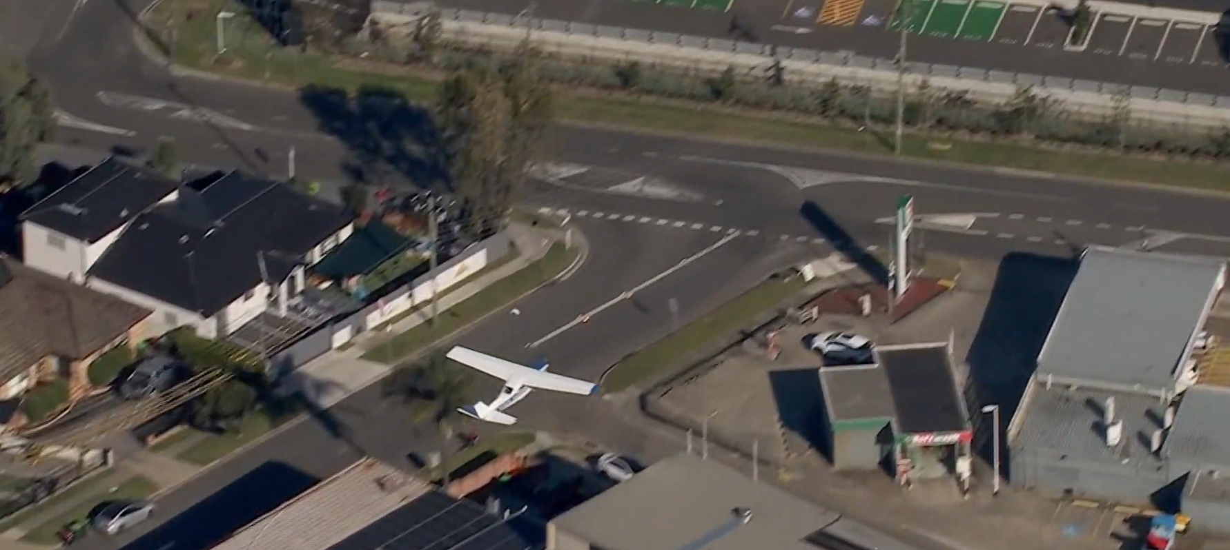 Avião Faz Pouso Forçado em Sydney: Piloto e Passageiro Ilesos