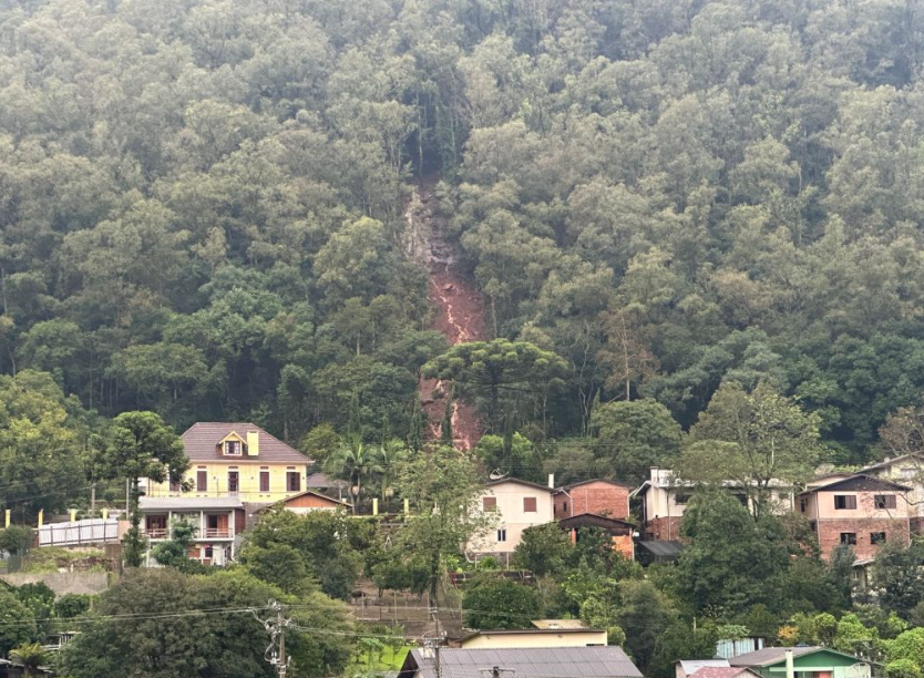 Foto Aérea Caxias do Sul deslizamento de terra em montanha, direitos Andréia Copini/Samae