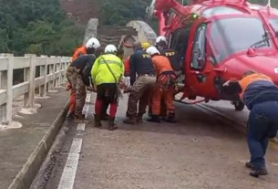 Helicópteros são fundamentais para resgate de vítimas da chuva em locais isolados.
