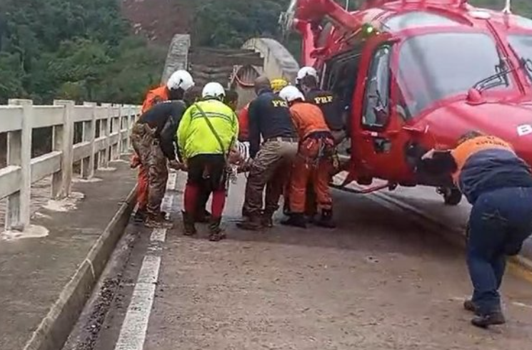 Helicópteros são fundamentais para resgate de vítimas da chuva em locais isolados.