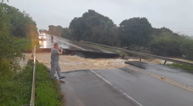 Trecho da BR 290, no km 132, está com bloqueio total em Eldorado do Sul - Reprodução redes sociais