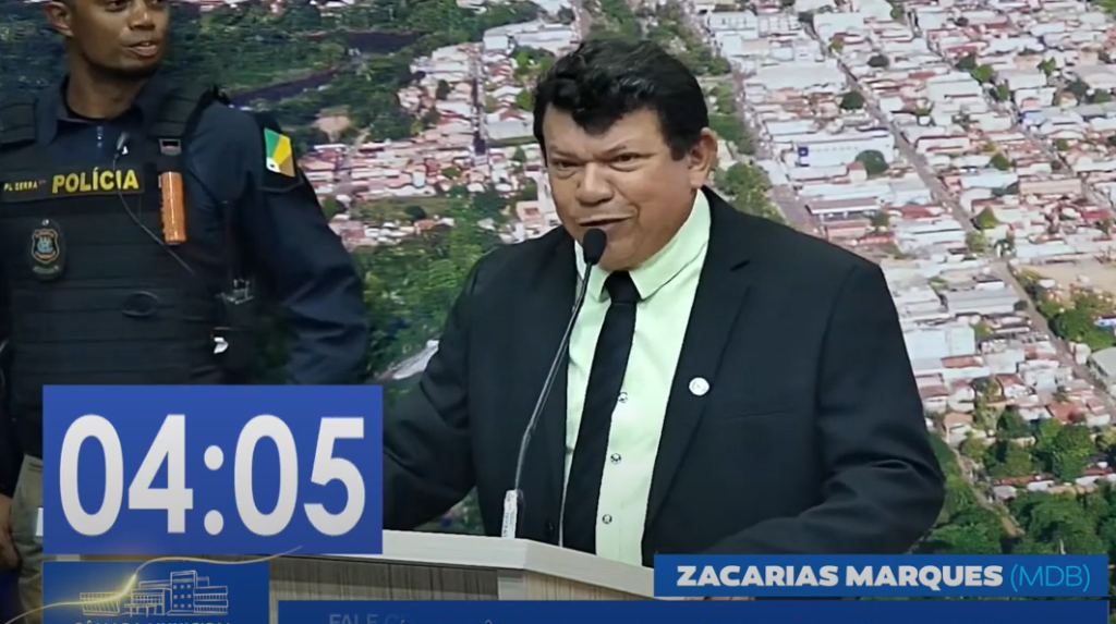Vereador Zacarias Marques discursando na tribuna