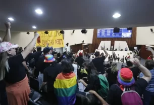 Terroristas de extrema-esquerda atacam Assembleia Legislativa do Paraná