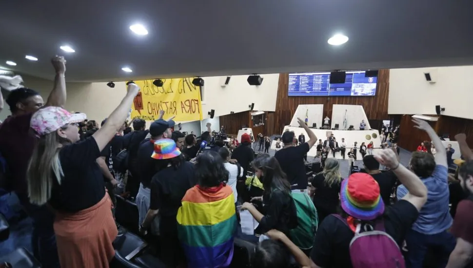 Terroristas de extrema-esquerda atacam Assembleia Legislativa do Paraná