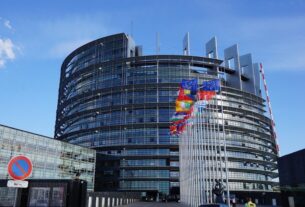 A direita avança nas eleições do Parlamento Europeu, com projeções indicando ganhos significativos em vários países do bloco.