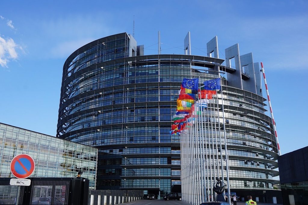 A direita avança nas eleições do Parlamento Europeu, com projeções indicando ganhos significativos em vários países do bloco.