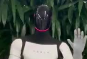 Robô Optimus agarra bolas
