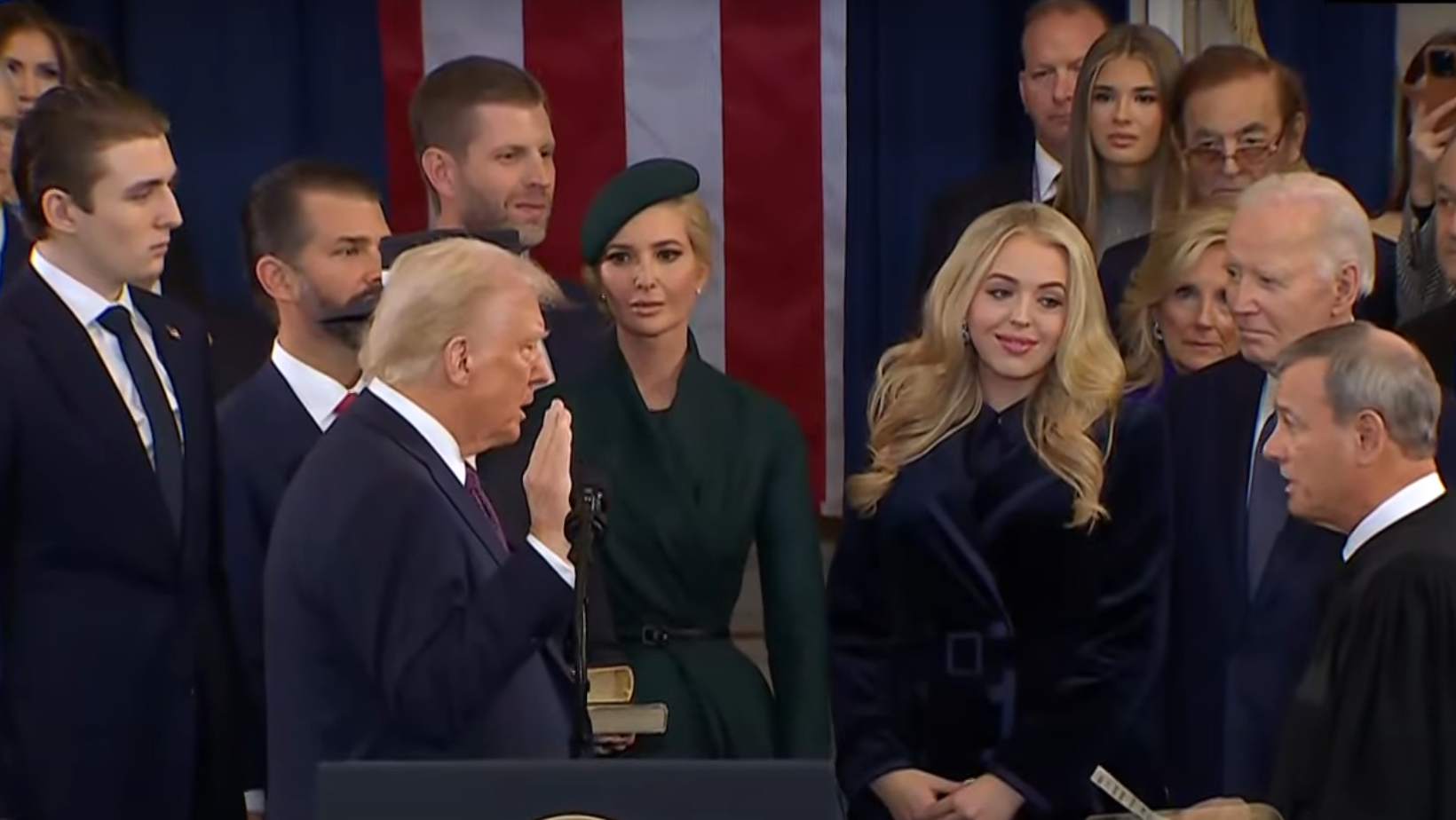 Donald Trump é empossado