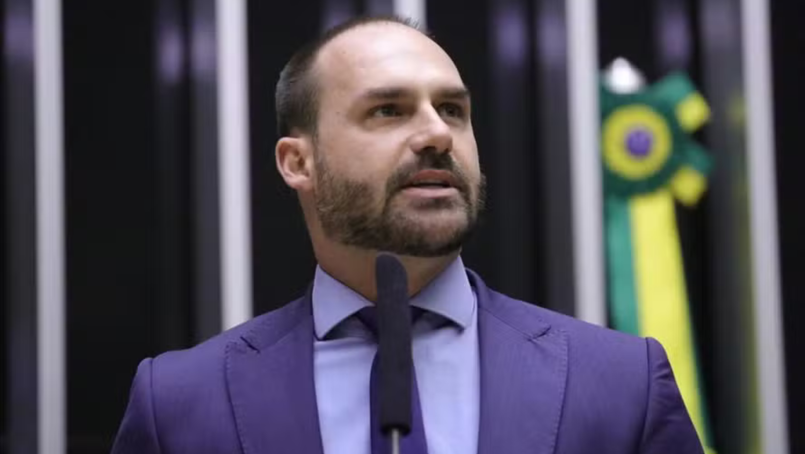 Eduardo Bolsonaro pede licença