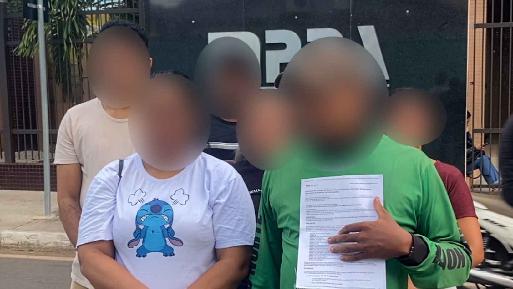 Ex-servidores seguem sem rescisão