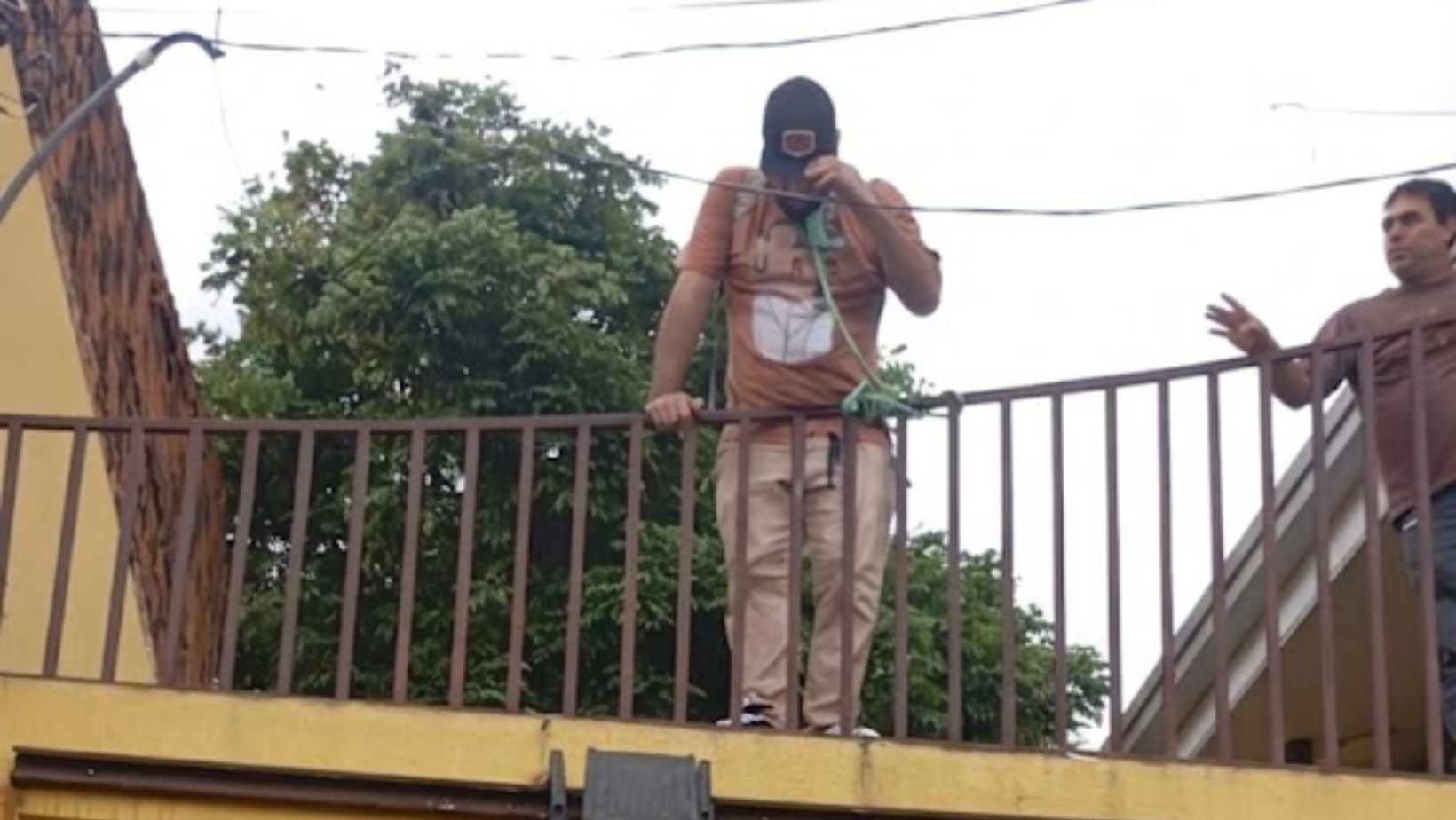 Servidor ameaça tirar vida