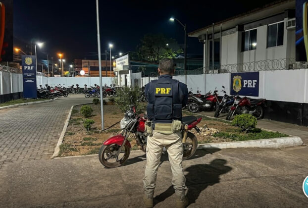 Cinco motoristas embriagados presos em cinco dias na BR-155. A Polícia Rodoviária Federal reforçou a fiscalização em Marabá, no Pará, durante a Expoama. Entre dezesseis e vinte de setembro, as blitze pararam cinco condutores alcoolizados e recuperaram uma moto roubada. O caso mais grave foi na madrugada de sábado. O motorista de um Polo bateu num caminhão e soprou um vírgula cinquenta e sete, mais de quatro vezes o índice que já é crime. A PRF avisa: a blitz continua enquanto durar a festa. Quem beber e pegar a moto na Expoama vai parar na delegacia.