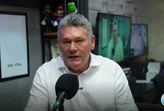 Keniston chama Aurélio farsa