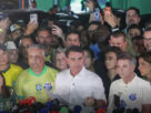 Flávio Bolsonaro deixa Brasil