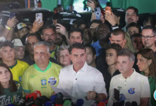 Flávio Bolsonaro deixa Brasil
