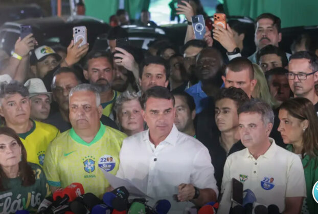 Flávio Bolsonaro deixa Brasil