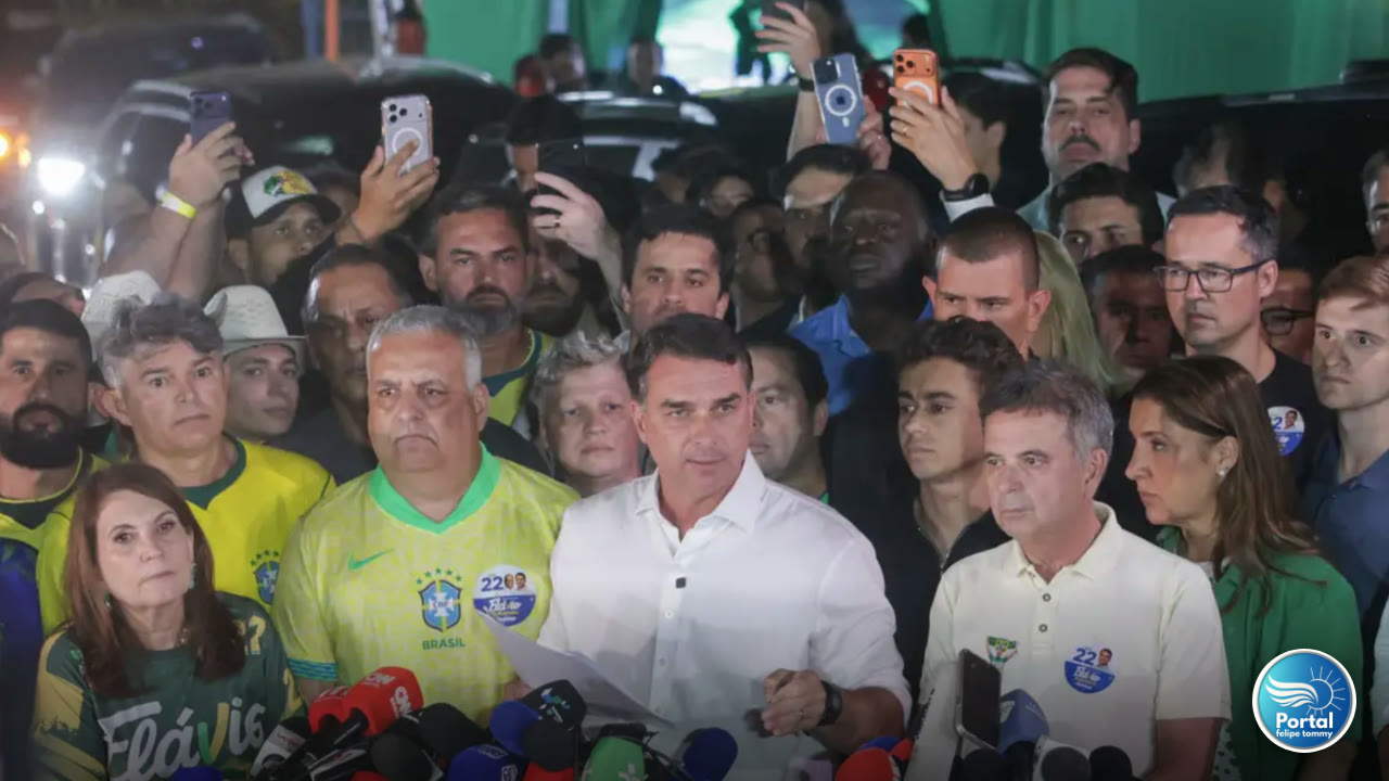 Flávio Bolsonaro deixa Brasil